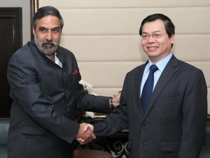 Le ministre indien de l'Industrie et du Commerce, Anand Sharma Sharma (gauche) et son homologue vietnamien Vu Huy Hoang à New Delhi. (Source: thehindu)